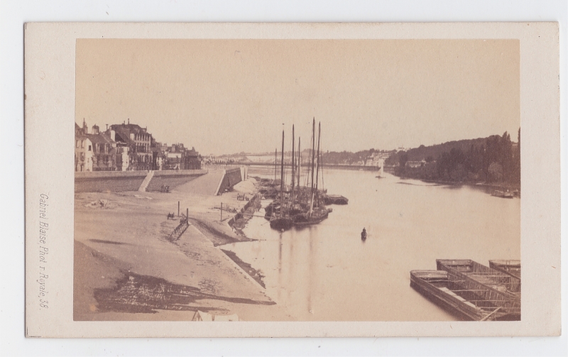 Tours - bords de Loire - bâteaux amarrés quai du Pont-Neuf