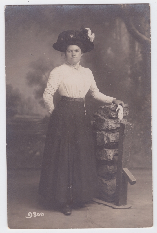 Jeune femme portant un corsage blanc sur une longue jupe noire