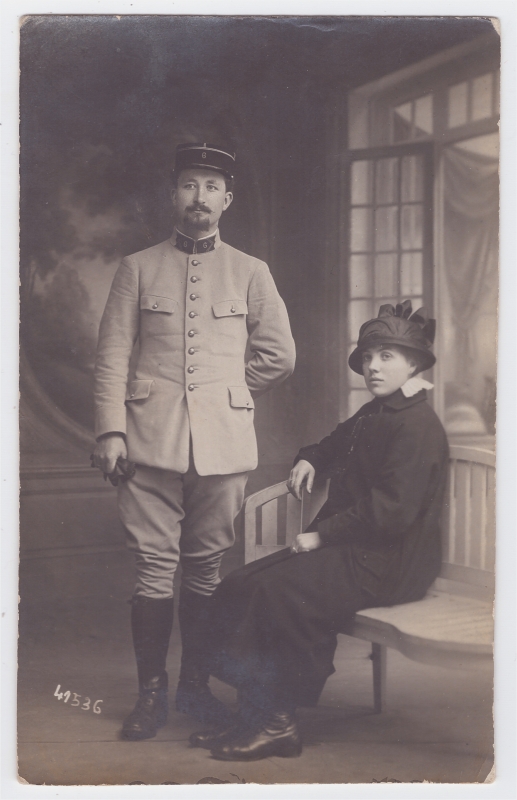 Fernand Flocon posant en uniforme avec son épouse (?)