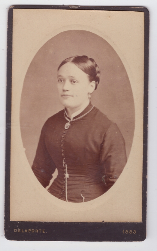 Jeune femme portant un pendentif accroché à une chaînette
