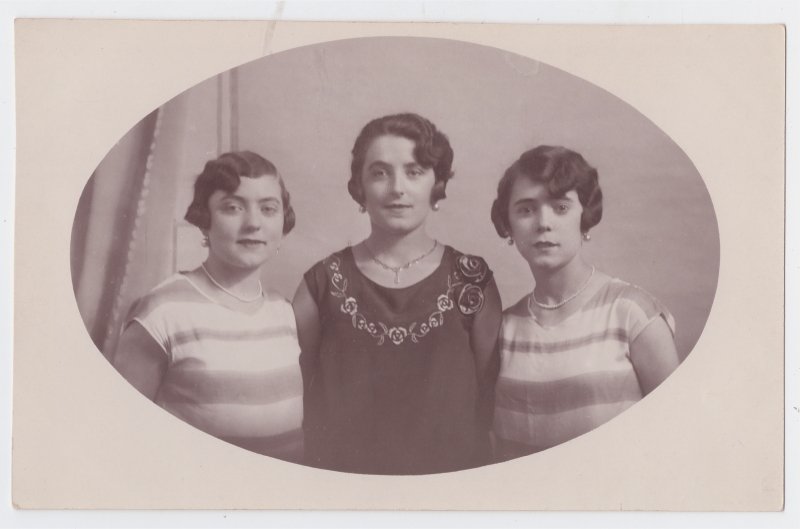 Trois jeunes femmes