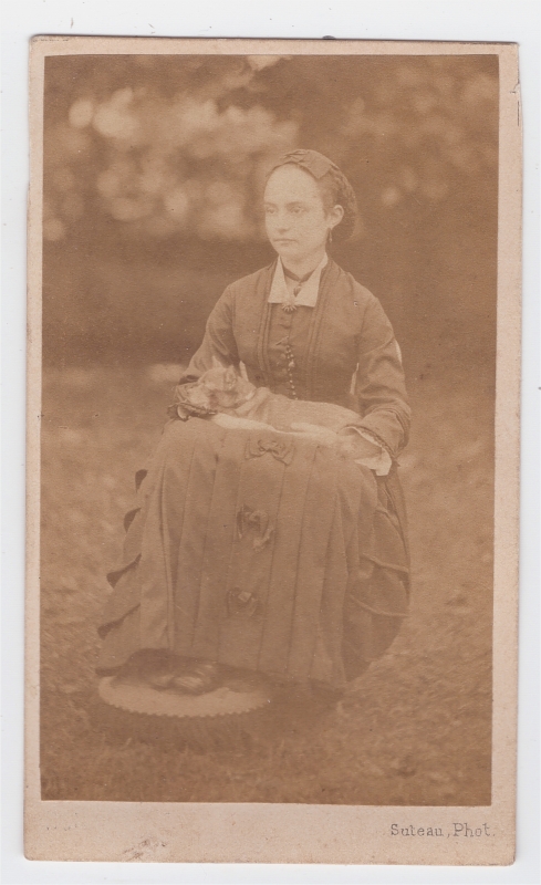 Jeune femme assise avec un animal sur ses genoux