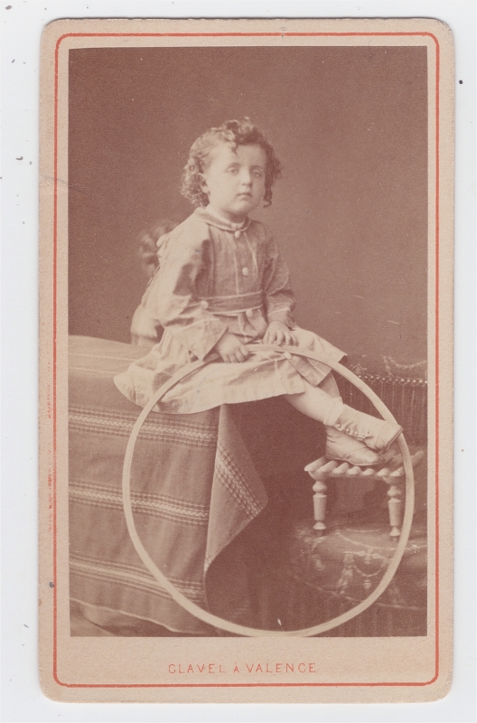 Portrait de Charles Bruyère enfant tenant un cerceau