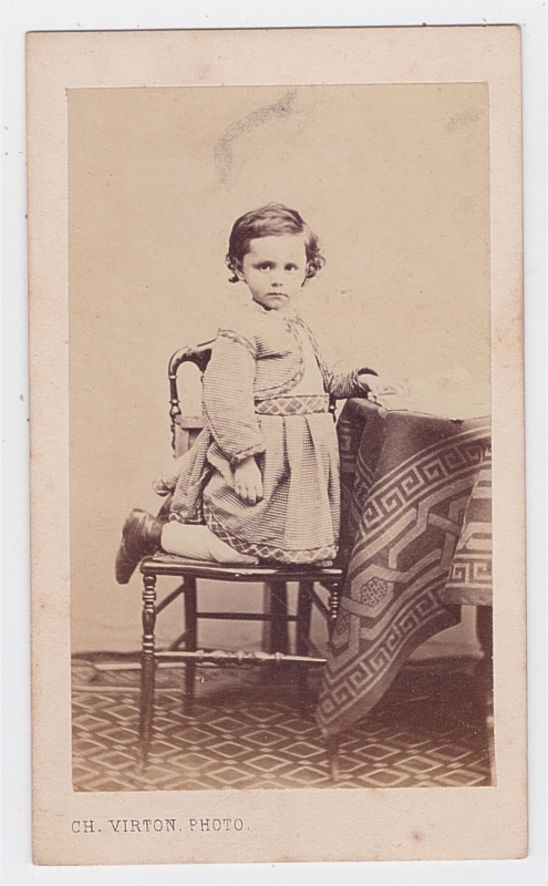 Enfant agenouillé sur une chaise