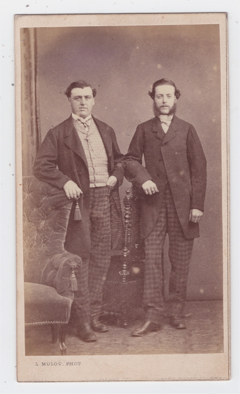 Deux hommes debout portant un pantalon identique