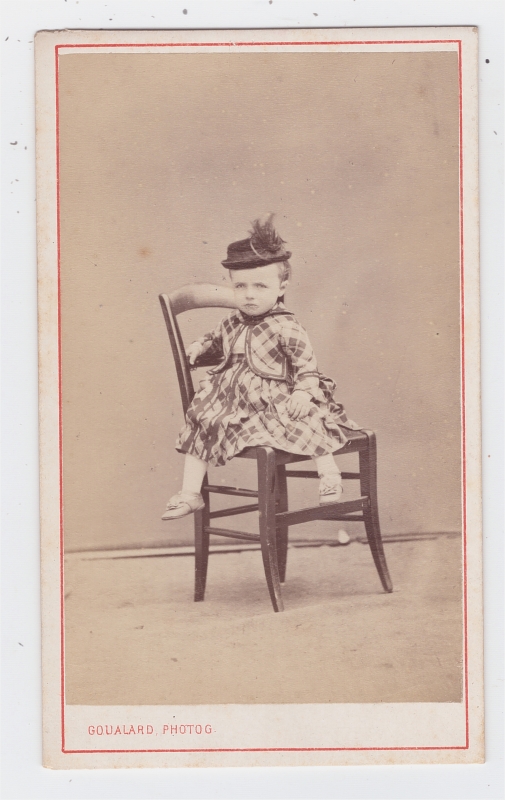Camille, dans sa troisième année, portant un joli chapeau