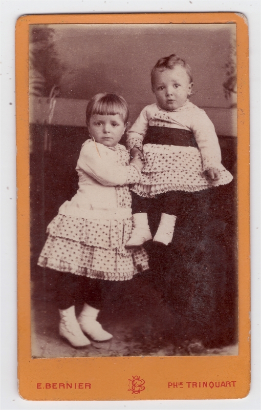 Deux enfants portant la même robe