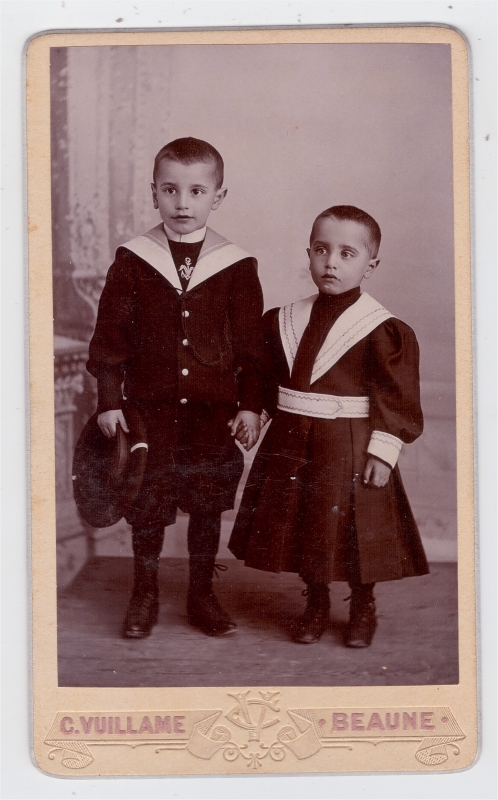 Deux frères en tenue de marin