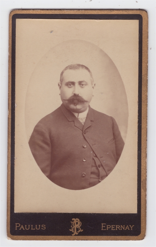 Homme à la moustache "Napoléon III"