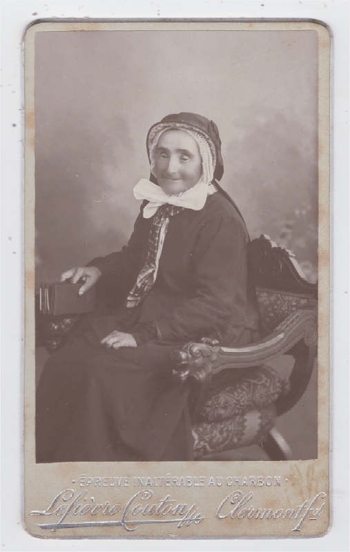 Femme âgée portant une coiffe nouée par un large ruban