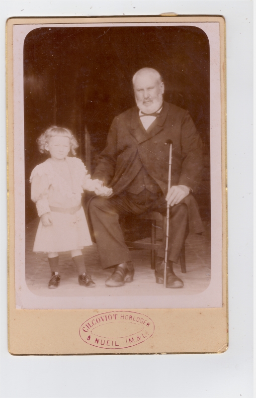 Grand-père posant à côté de sa petite-fille (?)