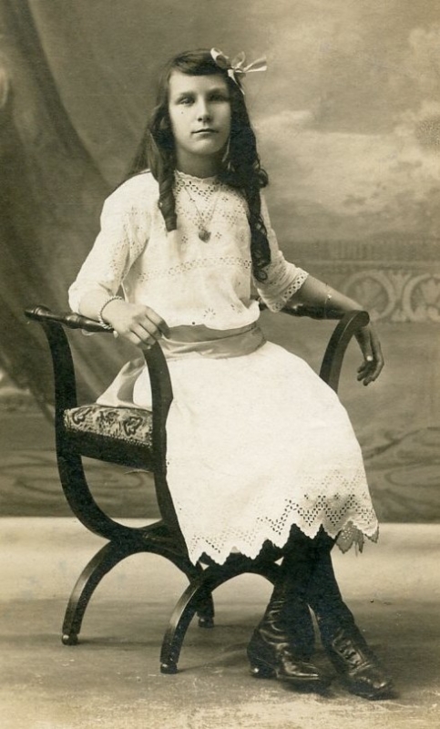 Adolescente aux cheveux longs