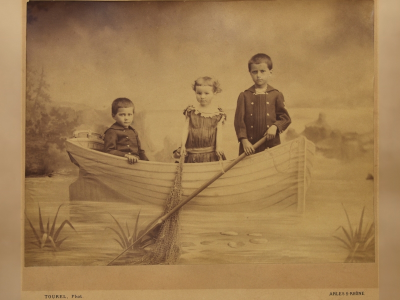Trois enfants dans une fausse barque