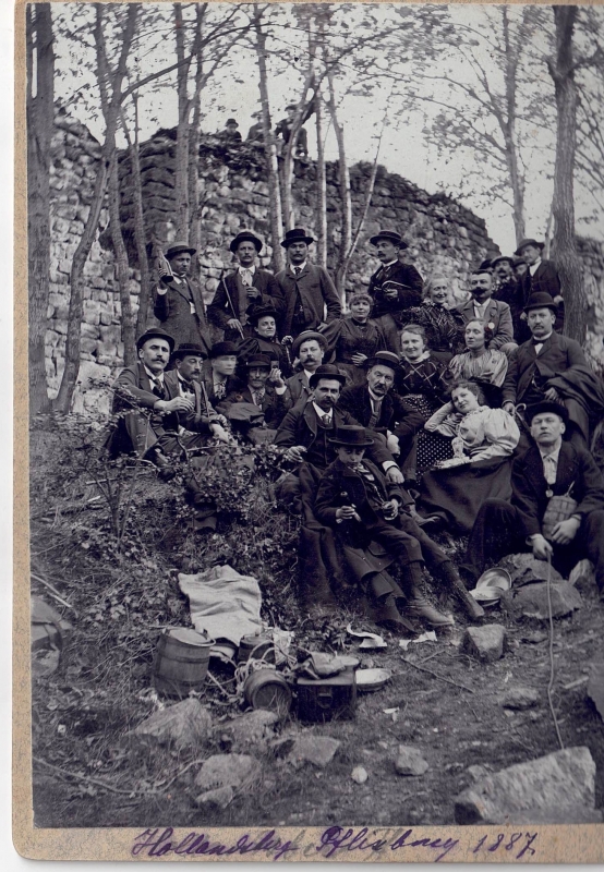 Groupe posant devant les ruines d'un château