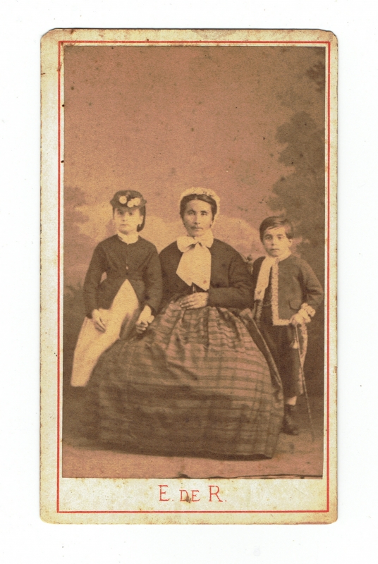 Femme et ses deux enfants