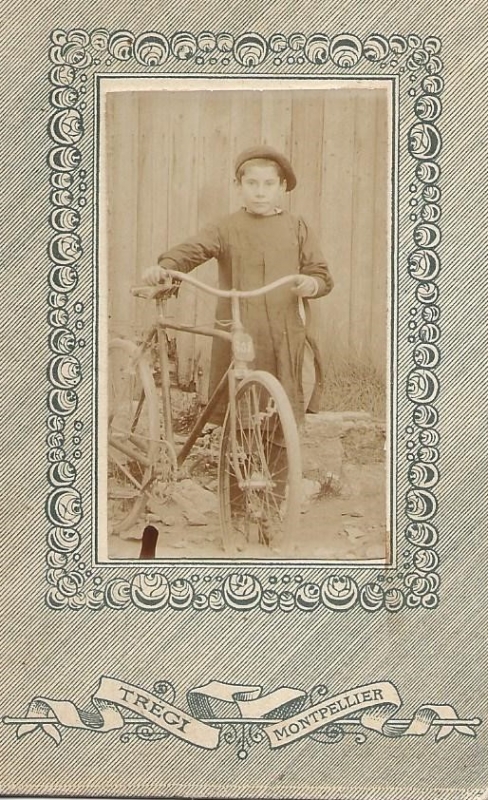 Garçon tenant la bicyclette du photographe