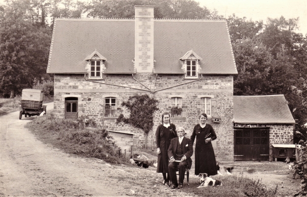 1935 12 Anna Vallee et son oncle maternel Armand Solleux et sa femme Josephine recto