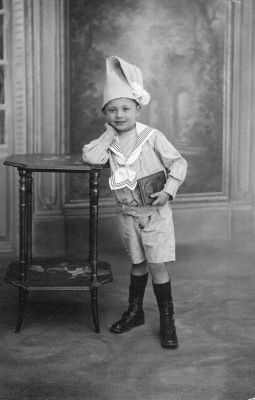 Garcon coiffe dun grand bonnet2