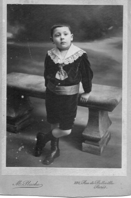 Garcon posant devant un banc2