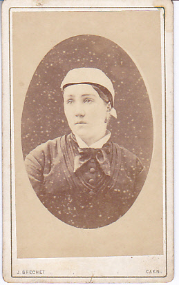 Femme portant un bonnet blanc