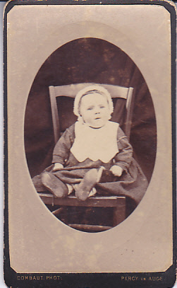 Bambin assis sur une chaise