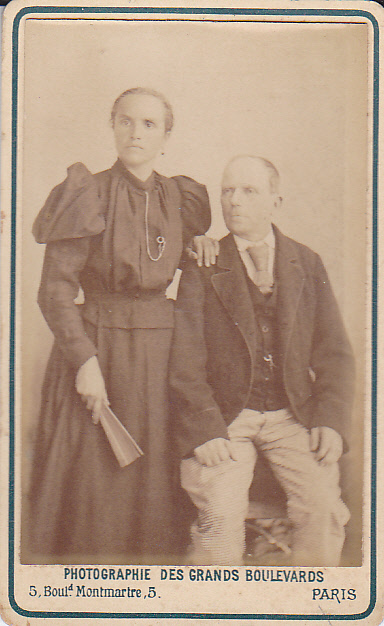 Femme debout près de son époux assis