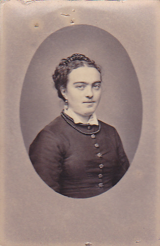 Jeune femme (portrait en médaillon)