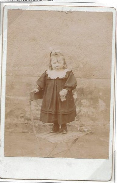 Fillette debout sur une chaise de jardin