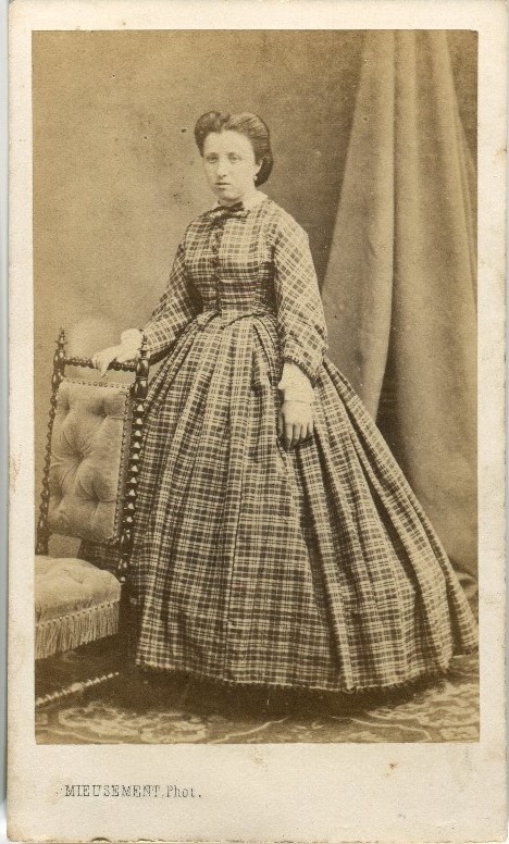 Femme portant une robe de tissu écossais