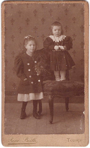 Deux soeurs (?), la plus jeune debout sur une chaise