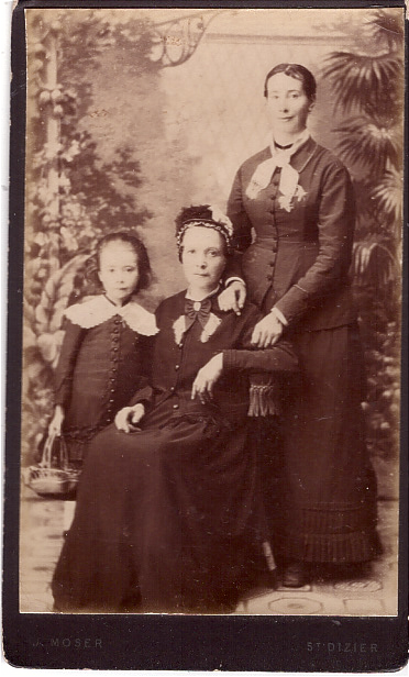 Portrait de famille : deux femmes et une petite fille