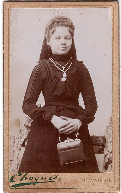 Jeune fille tenant son précieux sac à main