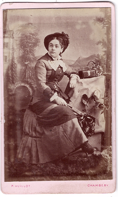 Jeune femme assise tenant un éventail