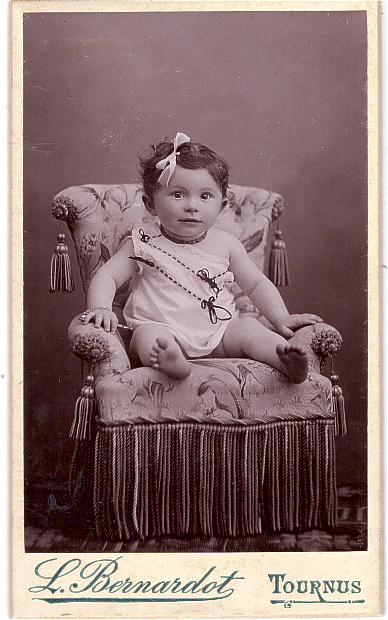 Bambin avec un ruban noué dans les cheveux