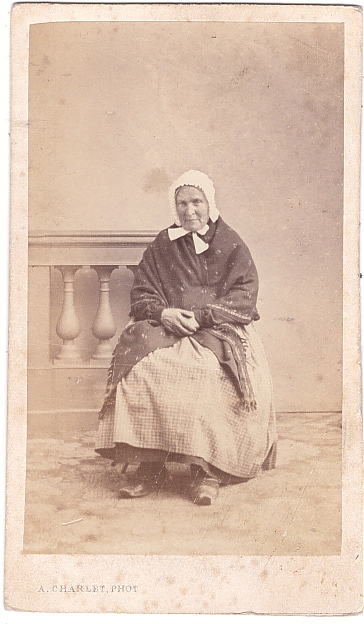 Femme âgée coiffée d'un bonnet blanc
