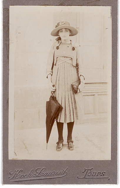 Jeune femme posant dans la rue