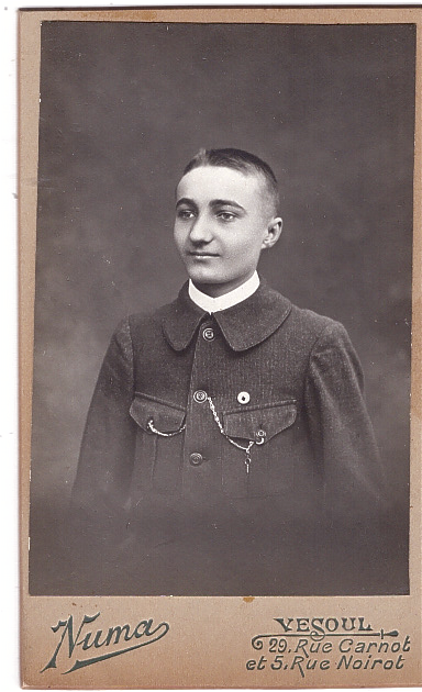 Jeune homme portant un insigne sur sa veste 