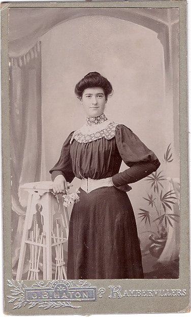 Jeune femme posant debout près d'une sellette