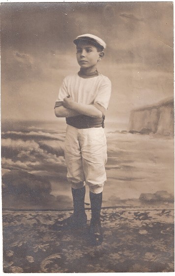 Gaston Bodin, 9 ans, en tenue de gymnaste  (?)