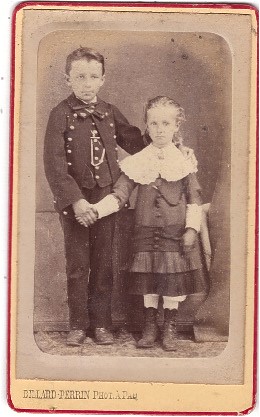 Collégien en uniforme posant avec sa soeur