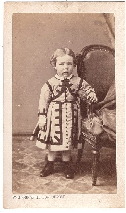 Enfant posant à côté d'un fauteuil