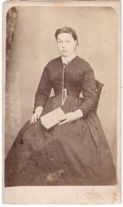 Jeune femme assise tenant un livre