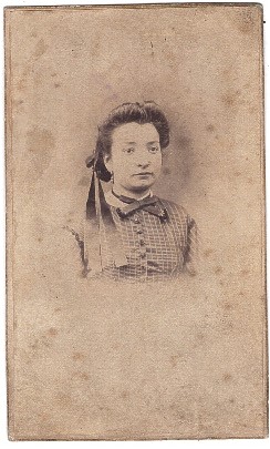 Femme avec un ruban dans les cheveux