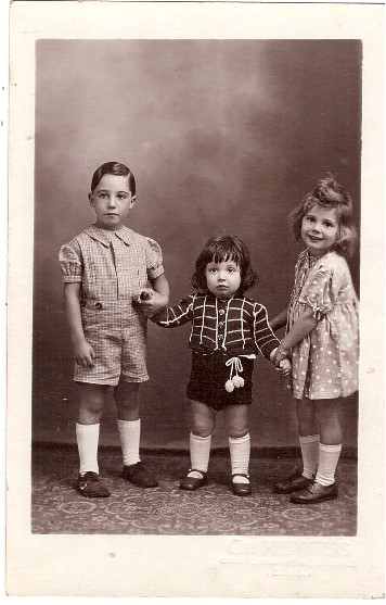 Petit garçon avec ses deux soeurs