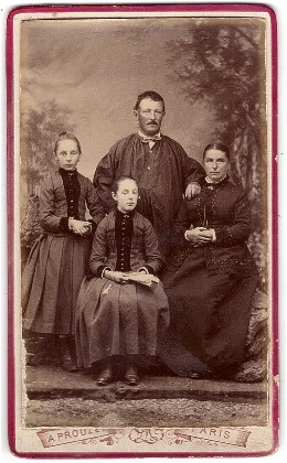 Couple et leurs filles (le père porte une blouse)