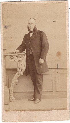François Poupée posant debout
