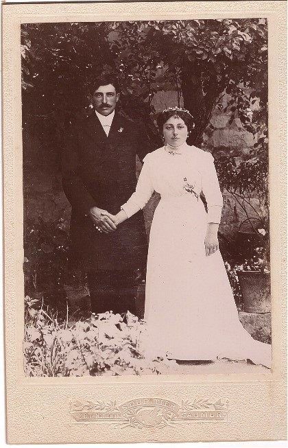 Mariés posant dans un jardin