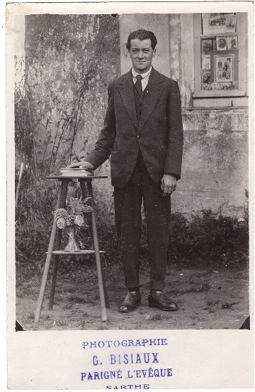 Homme posant dans la cour du photographe