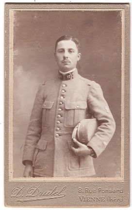 Soldat du 17e régiment d'infanterie tenant son képi sous le bras