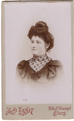 Jeune femme la tête surmontée d'un imposant chignon de cheveux noirs
